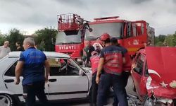 İki otomobil kafa kafaya çarpıştı: 3 yaralı
