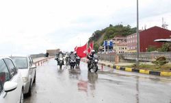 Kurtuluş Savaşı’nda cephanenin taşındığı İstiklal Yolu’nu motorla geçiyorlar