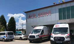 Motosikleti ile yolun karşısına geçmek isterken otomobil çarptı