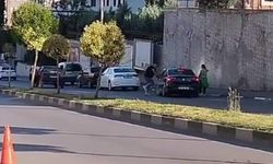 Öfkeli şahıs sürücüyü yumruklayıp, otomobili tekmeledi
