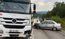 Otomobil tırla çarpıştı: 2 yaralı