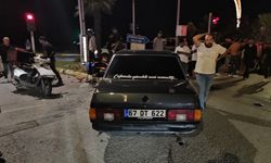 Arkadaşlarına yetişmek için kırmızıda geçen ehliyetsiz motosikletli, otomobile çarpıp ağır yaralandı