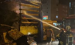 Karton yüklü TIR'ın dorsesi yandı; Sahil Yolu'nda kilometrelerce araç kuyruğu oluştu