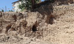 Temel kazısında ortaya çıkan Roma dönemine ait mezarlarda kemik parçaları bulundu