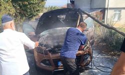 Alev alan otomobil kullanılamaz hale geldi
