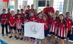 Minik yüzücüler, hayatını kaybeden sporcular için yüzdü