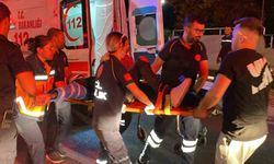 Motosiklet, kırmızı ışıkta bekleyen otomobile arkadan çarptı: 2 yaralı
