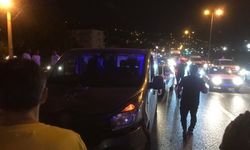 Park halindeki tırlara çarpan araç hurdaya döndü