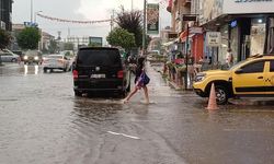 Etkili olan sağanakta yollar göle döndü