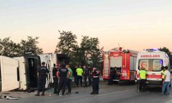 Sürücüsü uyuya kaldığı iddia edilen kamyon devrildi: 2 yaralı