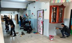 Fabrika çalışanları gönüllü olarak okul boyadı