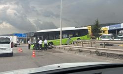 Belediye otobüsü bariyerlere çarptı