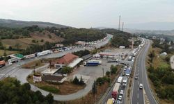 Yolda kilometrelerce araç kuyruğu oluştu