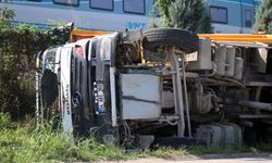 Toprak yüklü kamyon yol kenarına devrildi: 1 yaralı
