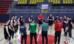 Dev adamlar parkeye iniyor
