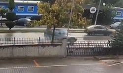 Otomobil, demir kapıya çarptı; sürücü ile kızı yaralandı