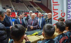 33 spor kulübüne yüzlerce malzeme dağıtıldı
