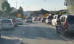 Sürücülerin fermuar yöntemiyle ambulansa yol verme anı kamerada