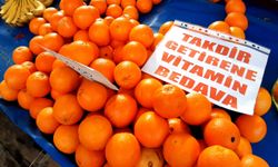 "Takdir getirene vitamin hediye" dedi, öğrencilere meyve dağıttı