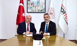 İki spor tesisinin zemini yenileniyor