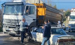 Kamyon ile otomobil çarpıştı