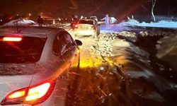 ‘Kar’ eğlencesine gidenler, dönüş yolunda mahsur kaldı