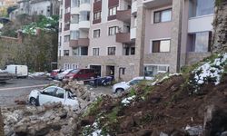 İstinat duvarı araçların üzerine yıkıldı: O anlar kamerada
