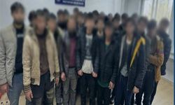 Otobüsteki gizli bölmeden 26 kaçak göçmen çıktı