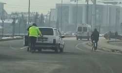 Polis, arızalanıp, trafiği aksatan aracı yol kenarına itti