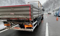 Tıra çarpan otobüsün sürücüsü yaralandı