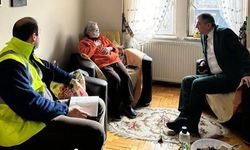 Attıkları her adımda yaşlıların yüreğini ısıtıyorlar