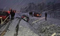 Kar yağışı aniden bastırdı, tırlar yolda kaldı