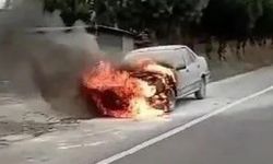 Seyir halindeki otomobil alev alev yandı