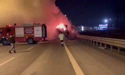 Seyir halindeki tırın dorsesi alev topuna döndü