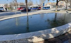 Şehir buz kesti, su birikintileri ve süs havuzları dondu