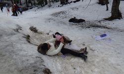 Tatili kızak ve şambrellerle eğlenceye dönüştürdüler