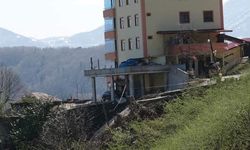 5 katlı apartman önündeki beton yol heyelanla çöktü
