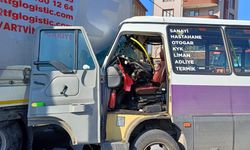 Dolmuş, tıra çarptı; 12 yaralı