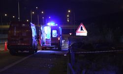 Otomobil bariyerlere çarptı: 2 ölü, 1 yaralı