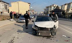 2 otomobil çarpıştı: 1 yaralı