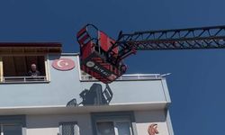 Kaplama yapmak için çıktığı çatıda mahsur kaldı