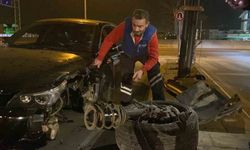 Aydınlatma direğine çarpan otomobilin tekerleği koptu: 3 yaralı