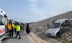 Kazaya karışan otomobil istinat duvarına çıktı