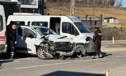 Minibüs ile hafif ticari araç çarpıştı: 4 yaralı