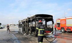 Otobüs alev topuna döndü: Gökyüzünü kara duman kapladı
