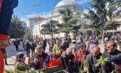 Vatandaşlara ücretsiz meyve fidanı dağıtıldı