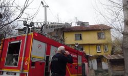Yangın söndürmeye gelen itfaiyeciyle ilginç diyalog: "Su atmayın evin içi su dolar"