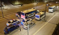 Halk otobüsü otomobile çarptı: Metrelerce sürükledi!