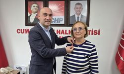 İl Başkanı, partiye üye olan annesine rozeti kendi elleriyle taktı