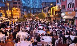 Soğuk havaya rağmen meydanı doldurdular: Bin kişilik iftar